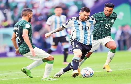 欧冠半场：A·席尔瓦中柱，戴维失良机，尤文暂0-0帕福斯