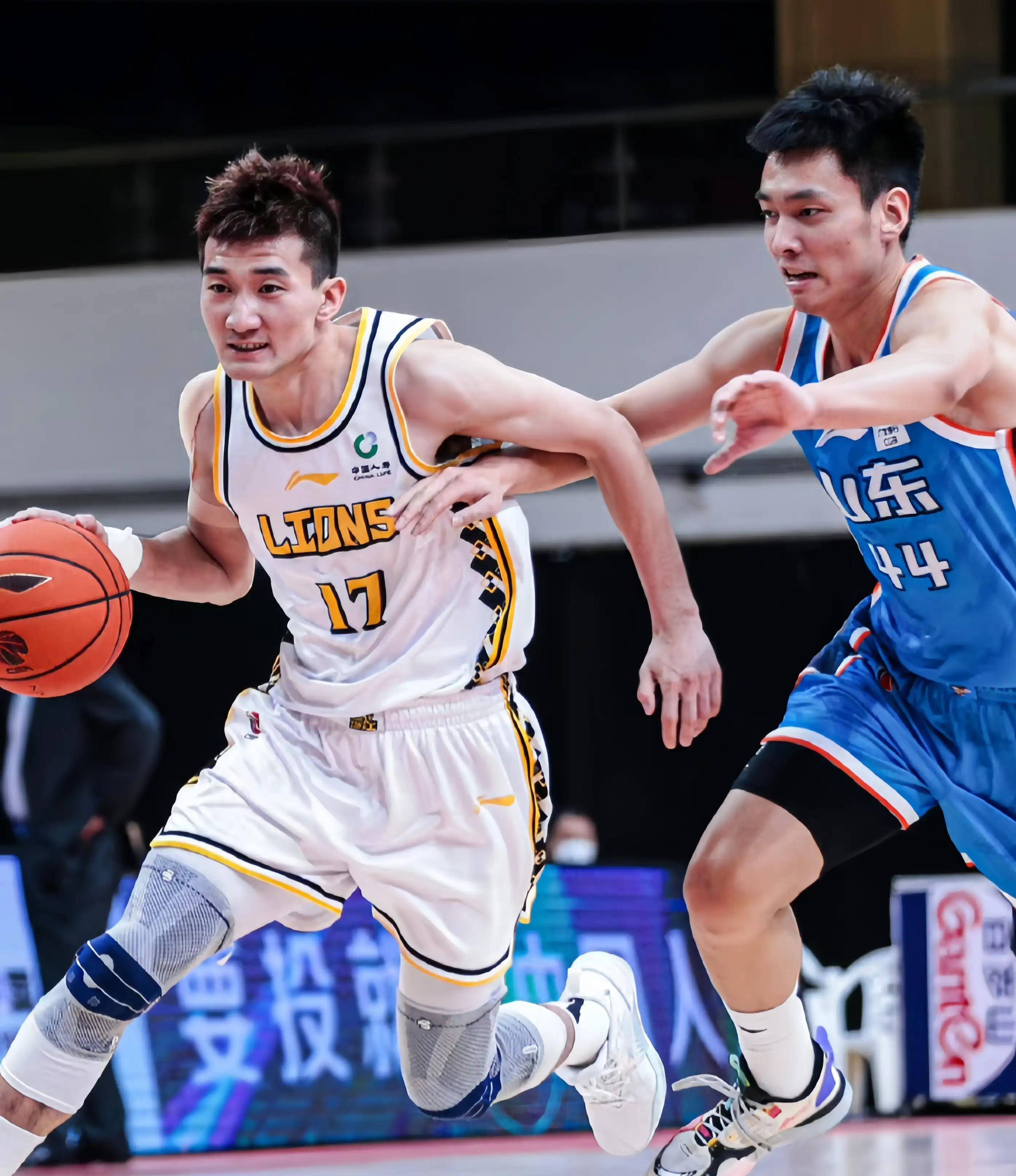 通过社交媒 通过社交媒